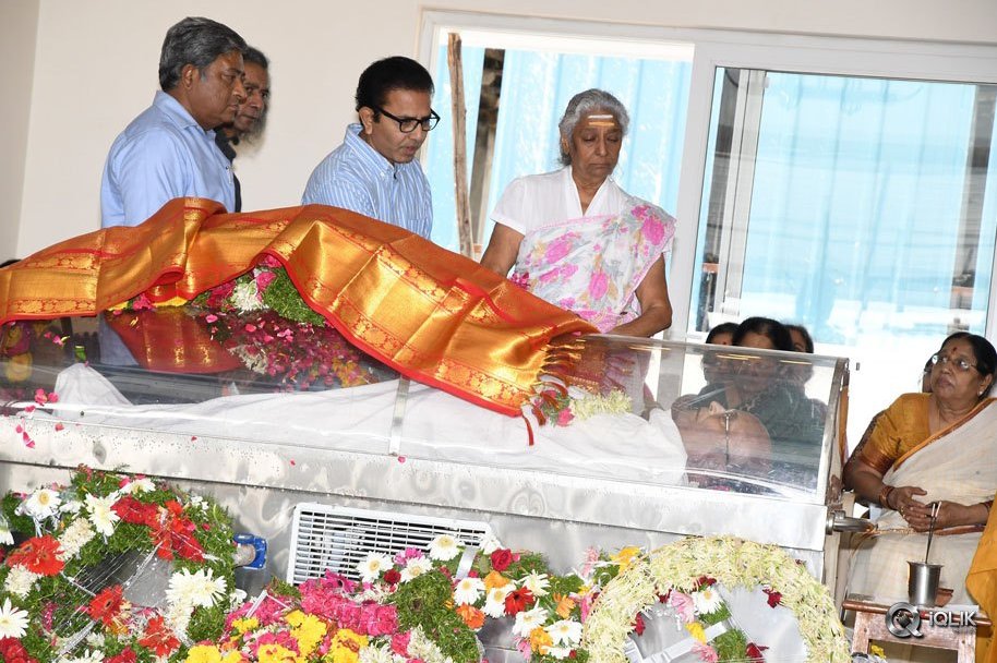 Celebs-Pay-Condolences-to-C-Narayana-Reddy
